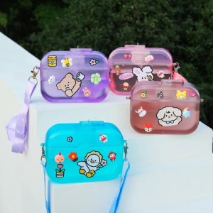 طفلة تستخدم الزمزمية الترند شنطة بناتي أثناء شرب الماء