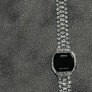 ساعة Ditova فصوص – تصميم فاخر ودقيق