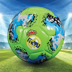 كرة قدم أندية تُظهر تصميمًا مبتكرًا مع شعارات أندية رياضية