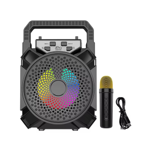 طفل يستخدم مكبر صوت AUX بلوتوث ZR-242S للاستمتاع بالموسيقى