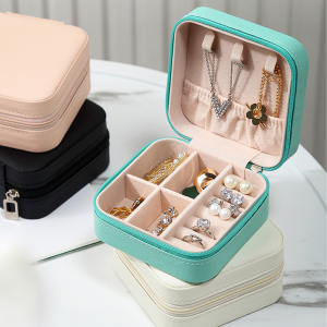 منظم الإكسسوارات المحمول بجيوب وأقسام لحفظ الخواتم والأقراط