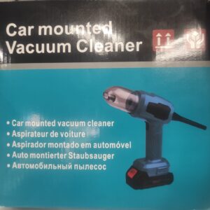 مكنسة شفط وطرد حديثة ببطارية 48 فولت أثناء التنظيف على أرضية خشبية.