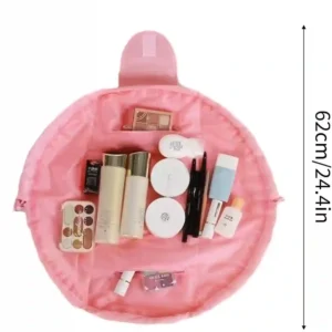 شنطة مكياج محمولة باللون الأسود مفتوحة على شكل مفرش دائري تحتوي على أدوات تجميل وفرش.