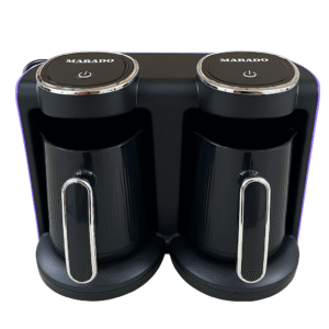 مكينة قهوة 2 في 1 بقدرة مزدوجة 600W+600W باللون البنفسجي أثناء تشغيلها في المطبخ.