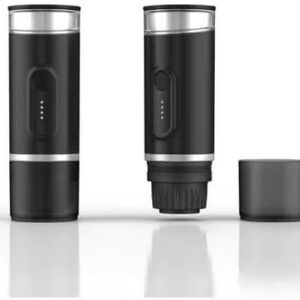 محضر القهوة المحمول الترند باللون الأسود مع كوب مدمج وكابل شحن Type-C موضوع على طاولة عمل.