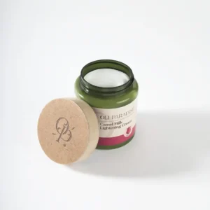 كريم أولي بارادايس لبن جمل ورد، مرطب ومفتح بخلاصة حليب الإبل والأربوتين، ورائحة الورد.