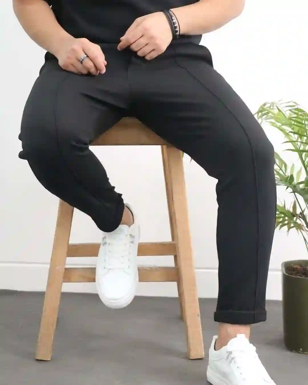 بنطلون-سوفت-كلاسيك-أسود-جلوس بنطلون سوفت كلاسيك أسود أثناء الجلوس