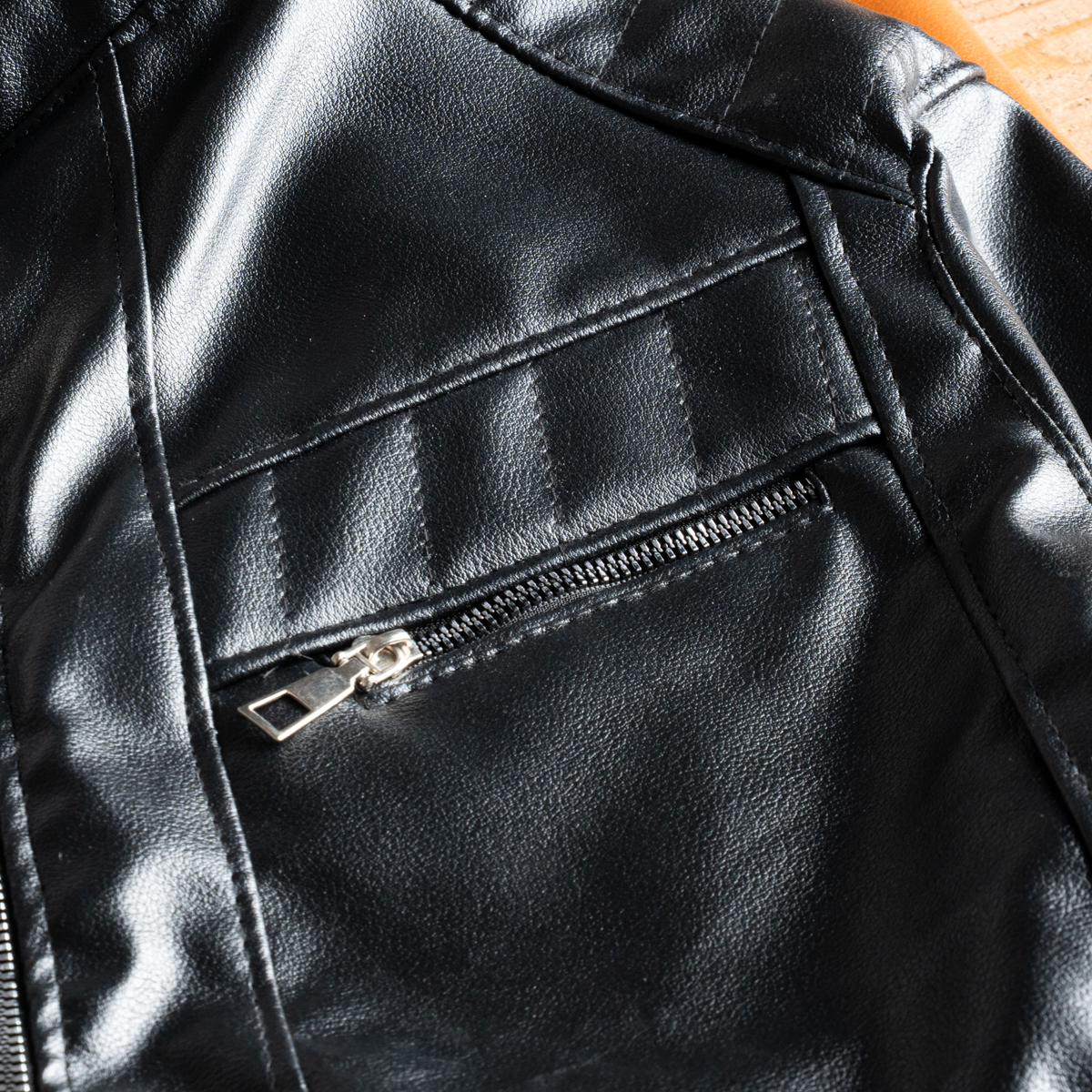 تفاصيل-جيب-الجلد جودة التقفيل وتفاصيل الجيوب العصرية