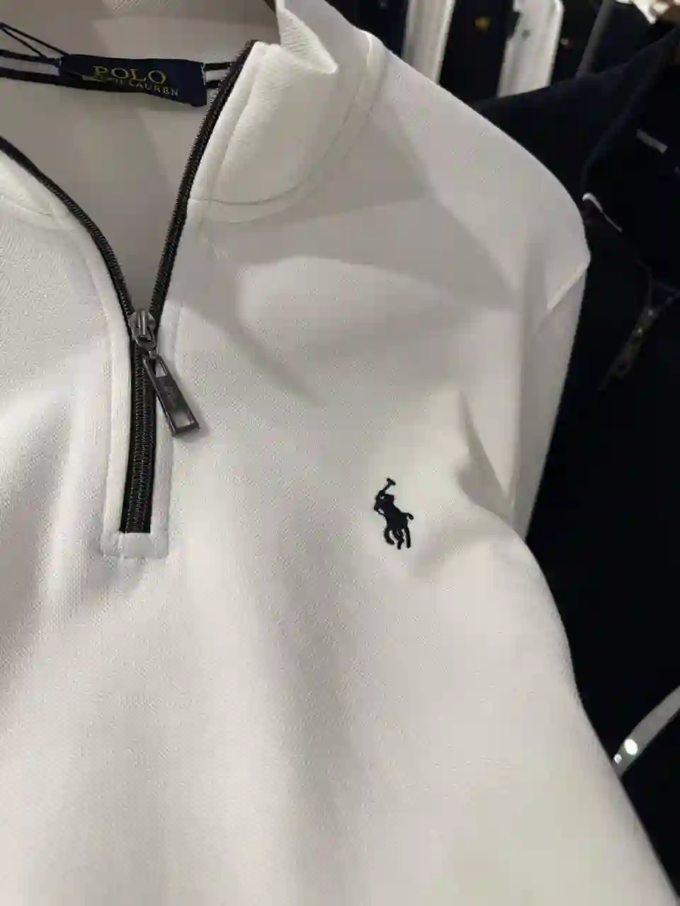 سويت-شيرت-بولو-ياقة تفاصيل ياقة سويت شيرت بولو ربع سوستة عن قرب