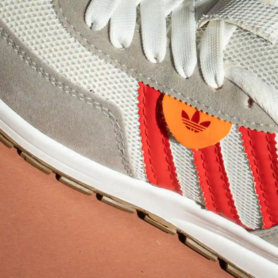 تفاصيل شعار اديداس والشمواه الأحمر