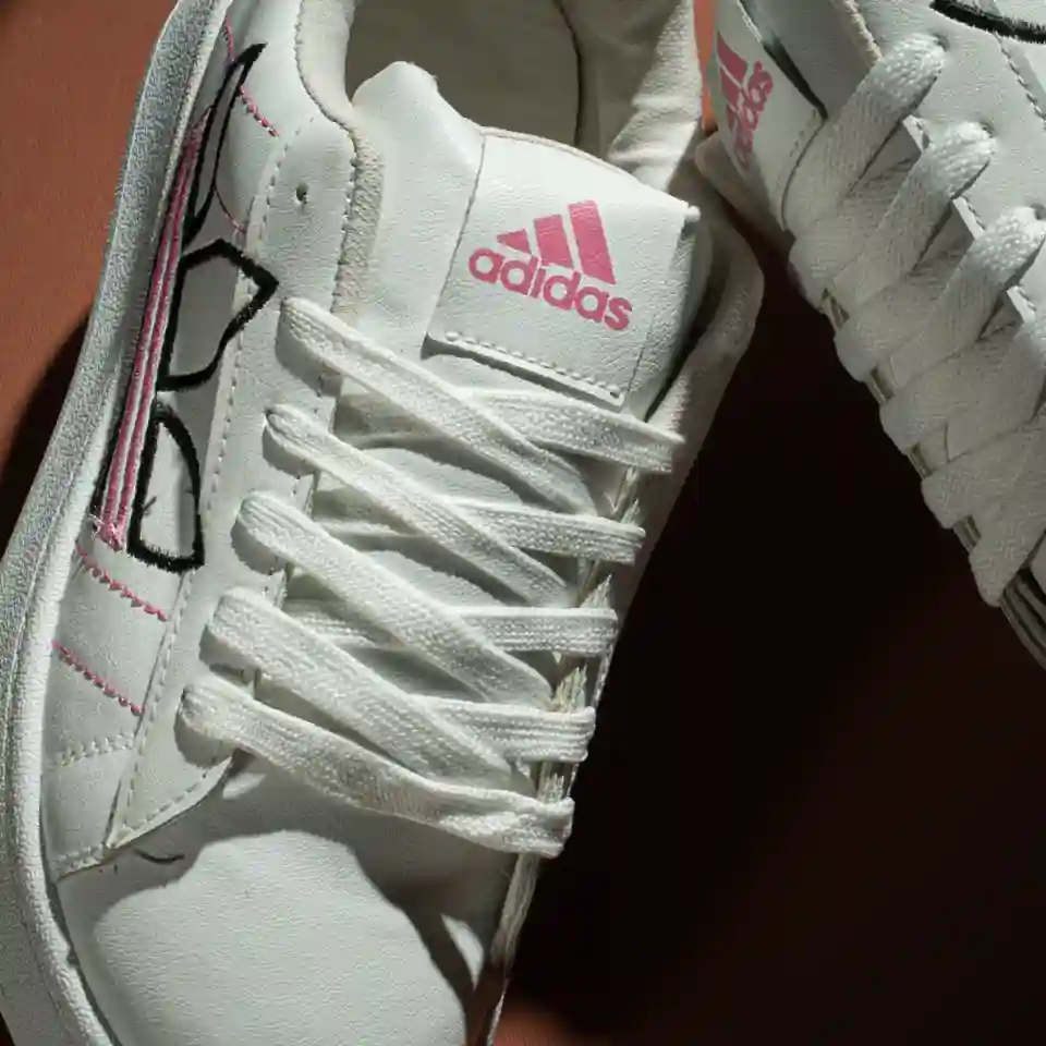 تطريز جانبي باللونين الأسود والوردي الرقيق