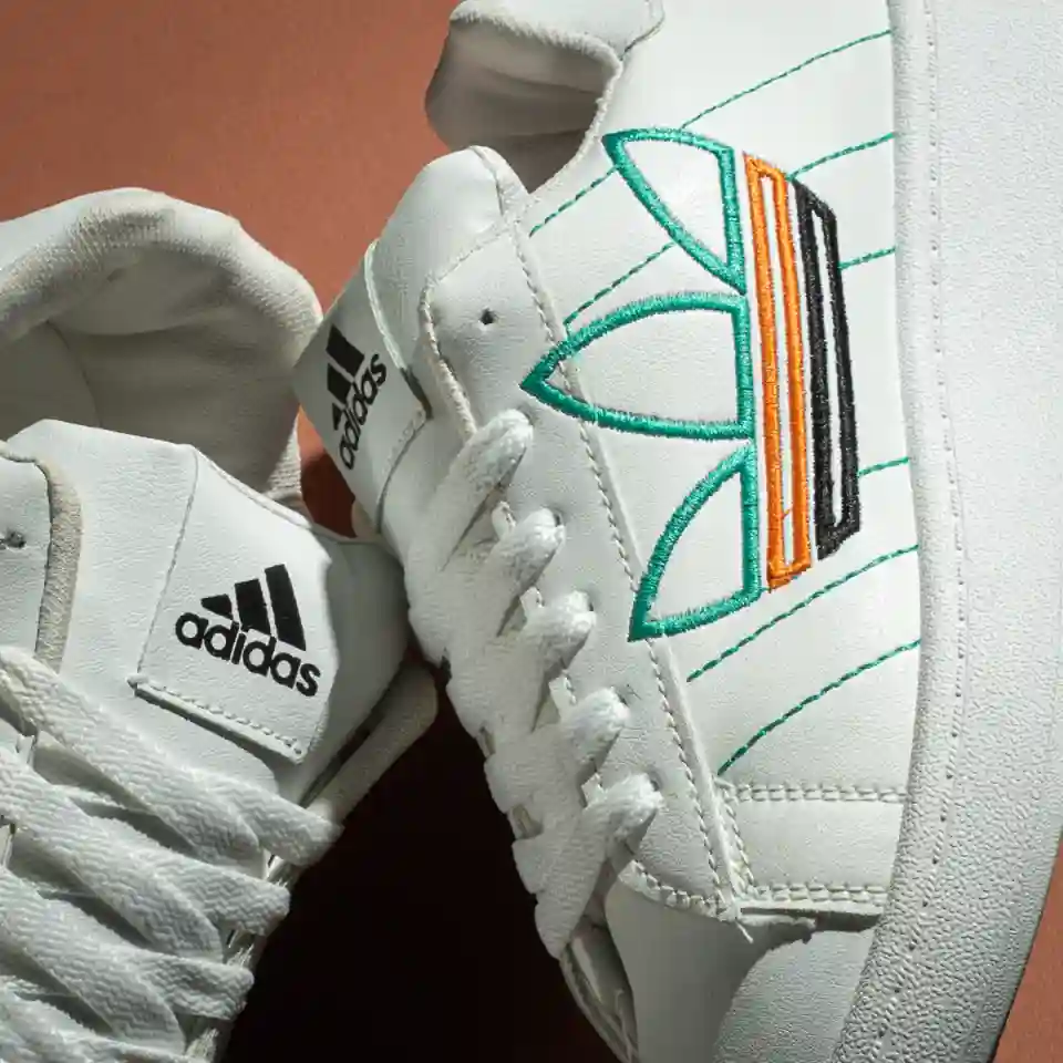 تفاصيل التطريز الأخضر والبرتقالي الجذاب