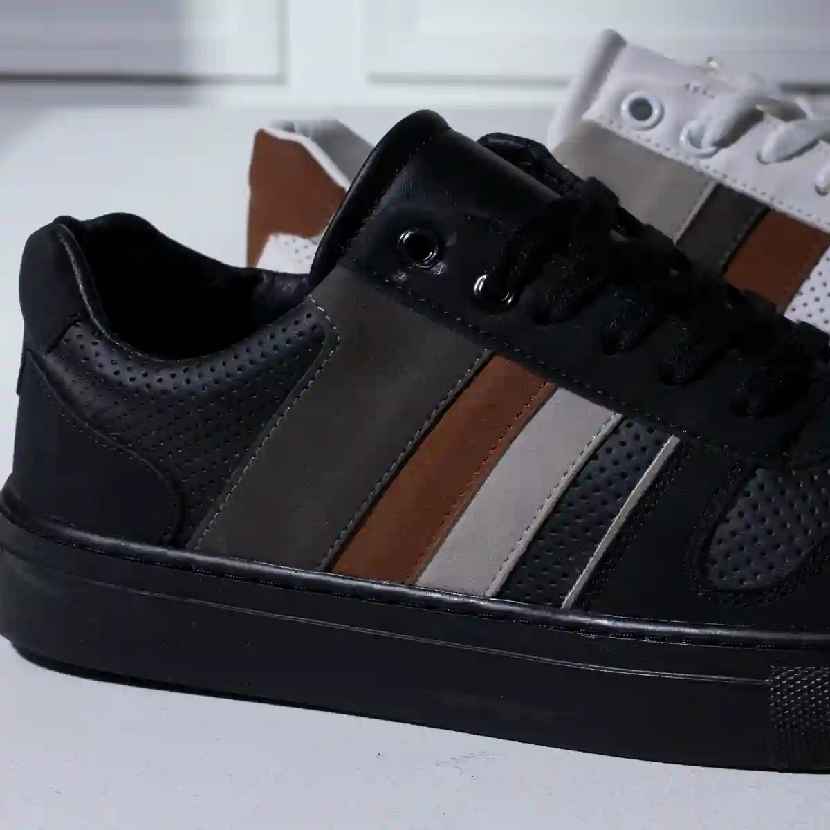 جلد-السنيكرز-الأسود خامة جلد مستورد قوية للحذاء الأسود