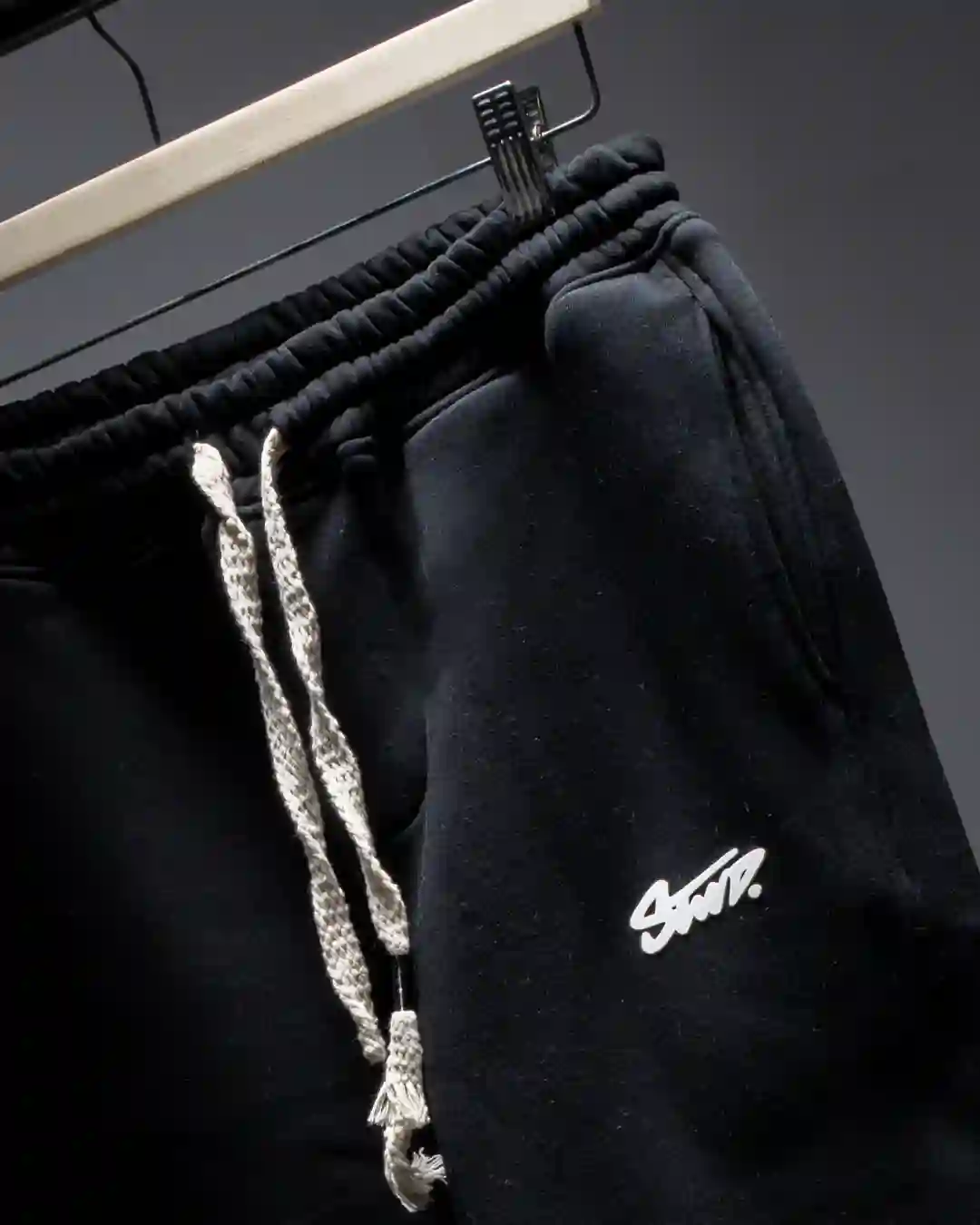 لوجو-بنطلون-stwd تفاصيل جيب ولوجو البنطلون الأسود