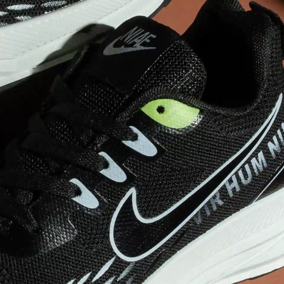 تفاصيل تقفيل ونعل حذاء نايك الأسود