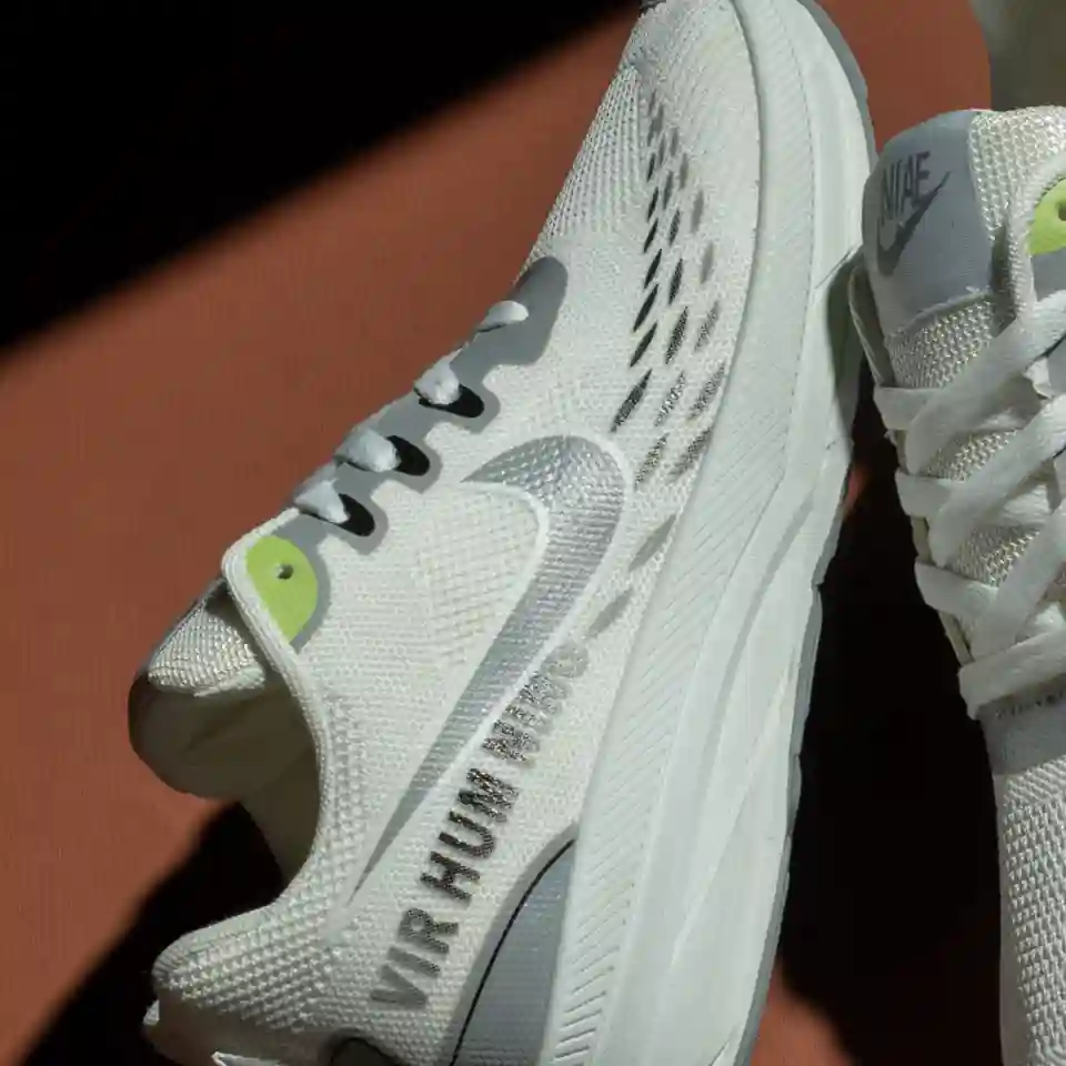 تفاصيل خامة التريكو في الحذاء الأبيض