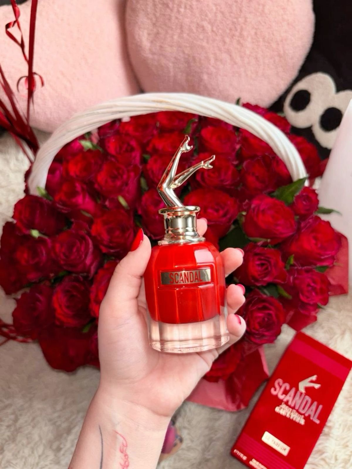 زجاجة الإصدار الأحمر مع الورود الجذابة