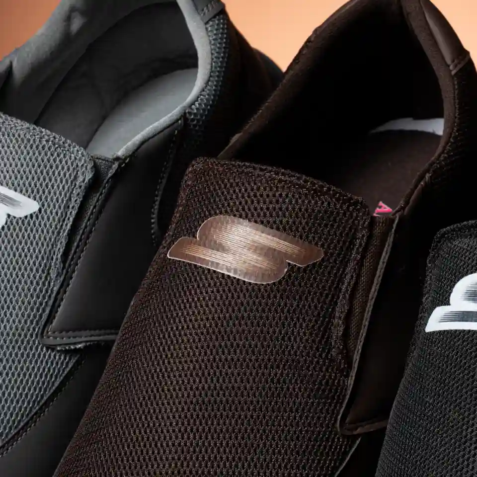 تفاصيل نسيج حذاء سكيتشر طبي مريح