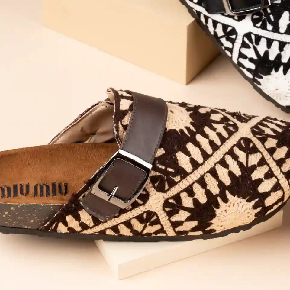 تفاصيل الإبزيم المعدني والجلد