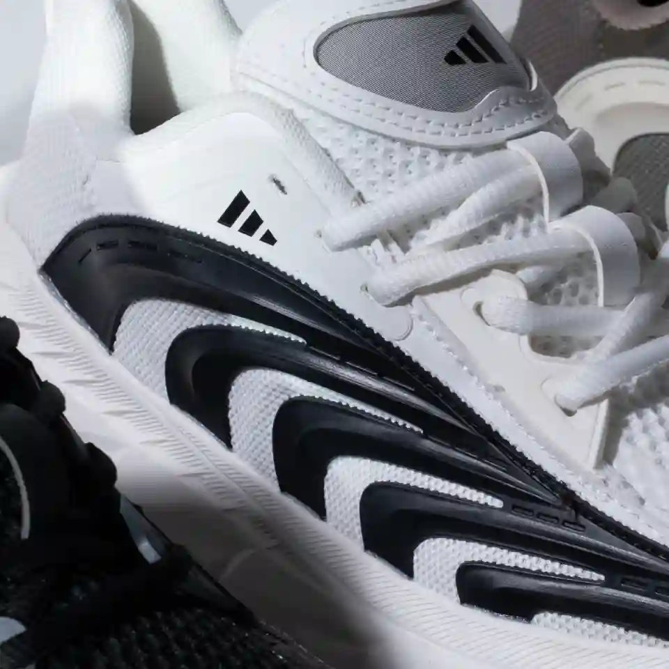 تفاصيل الخطوط الجانبية وخامة TPU للأبيض