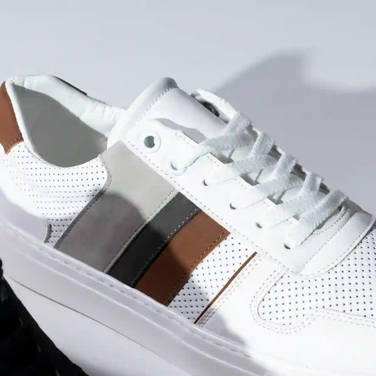 خياطة-السنيكرز-الأبيض تفاصيل خياطة ونسيج الجلد الأبيض