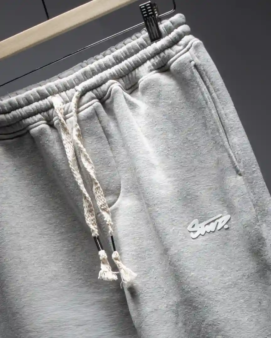 جودة خياطة الجيوب للبنطلون الرمادي