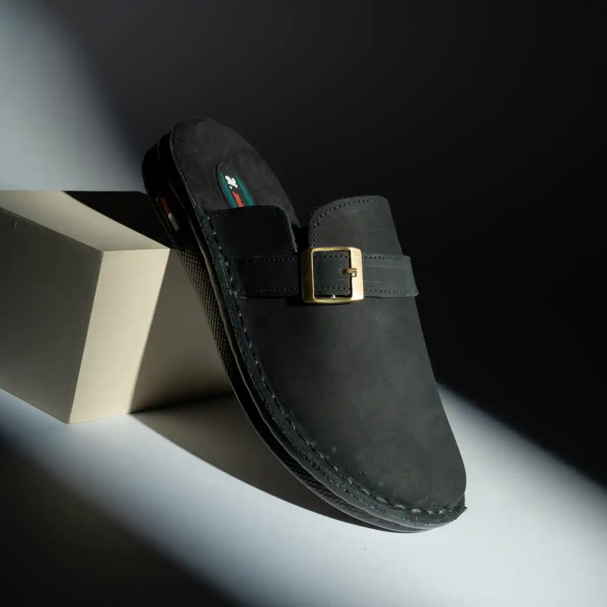 صابوه رجالي أسود شامواه بإكسسوار معدني