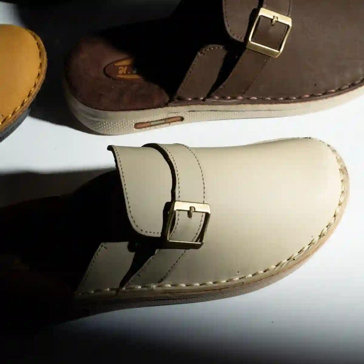 دقة التقفيل والخياطة في الجلد البيج