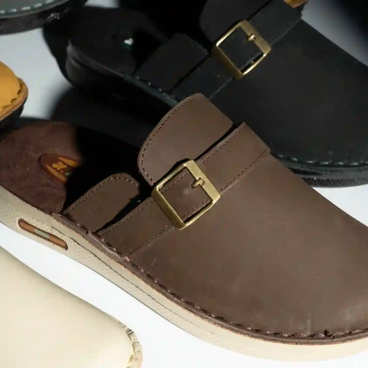 تفاصيل الخياطة اليدوية والإكسسوار المعدني