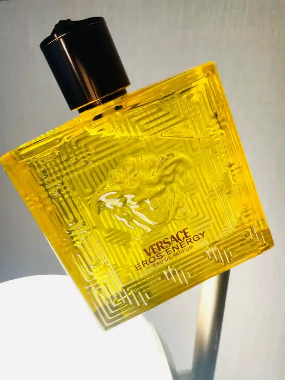 عطر Eros Energy بتصميم عصري وأنيق