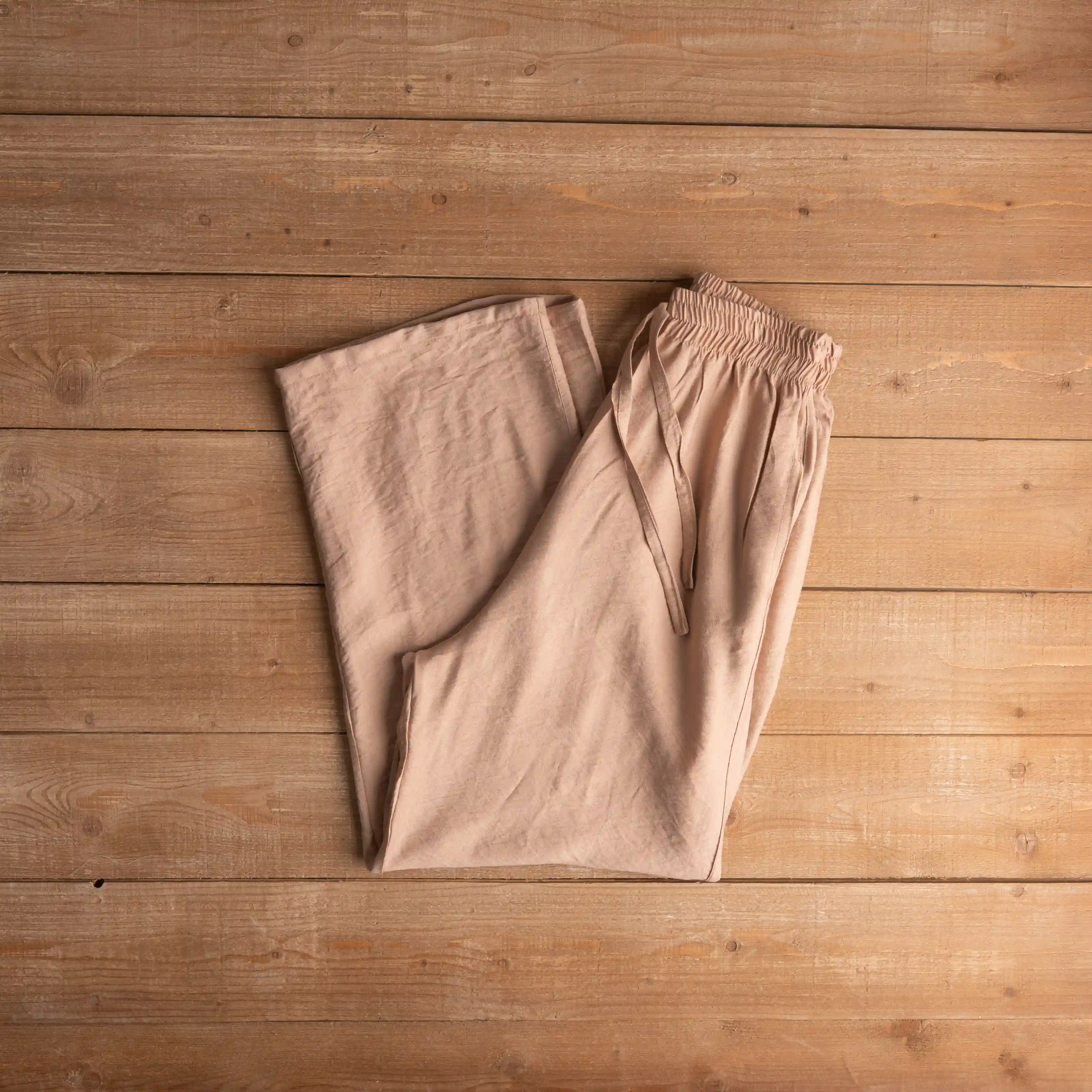 بنطلون كتان بألوان جريئة تلفت الأنظار