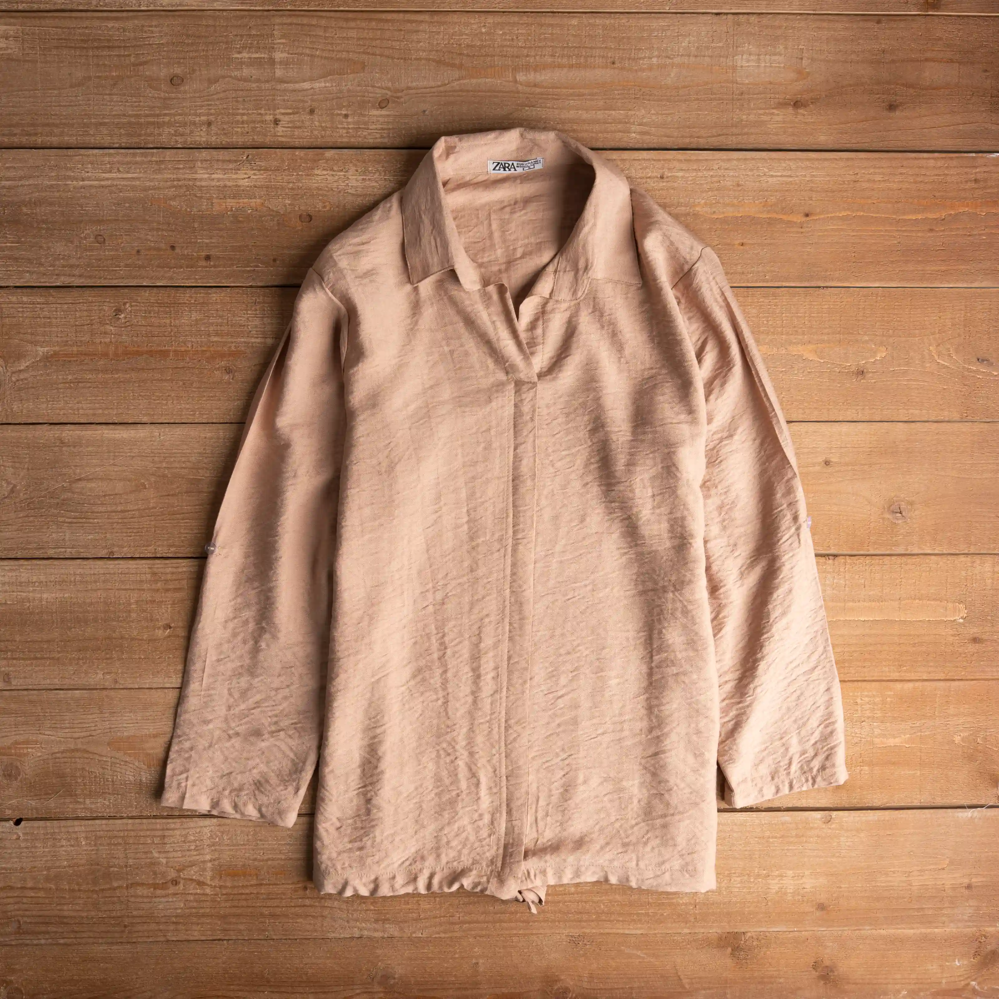 قميص كتان بألوان جريئة تلفت الأنظار