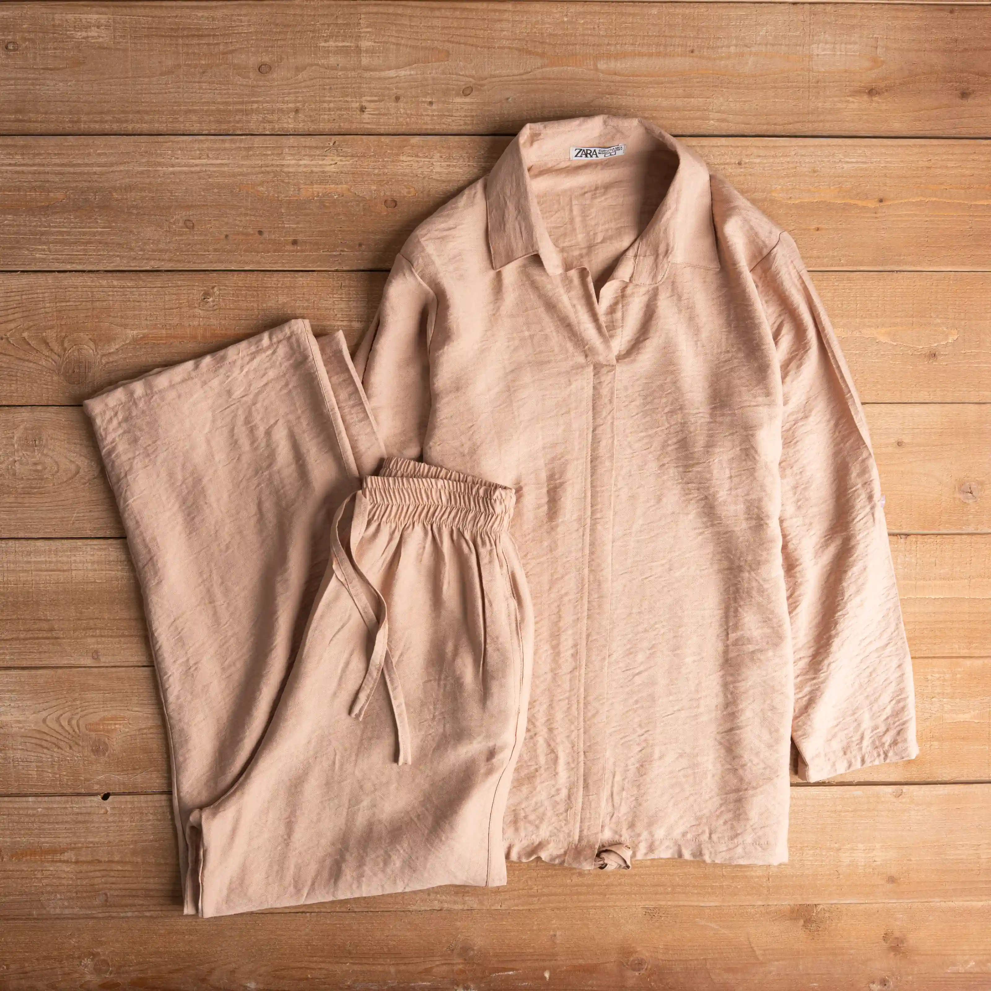 سوت كتان بألوان جريئة تلفت الأنظار