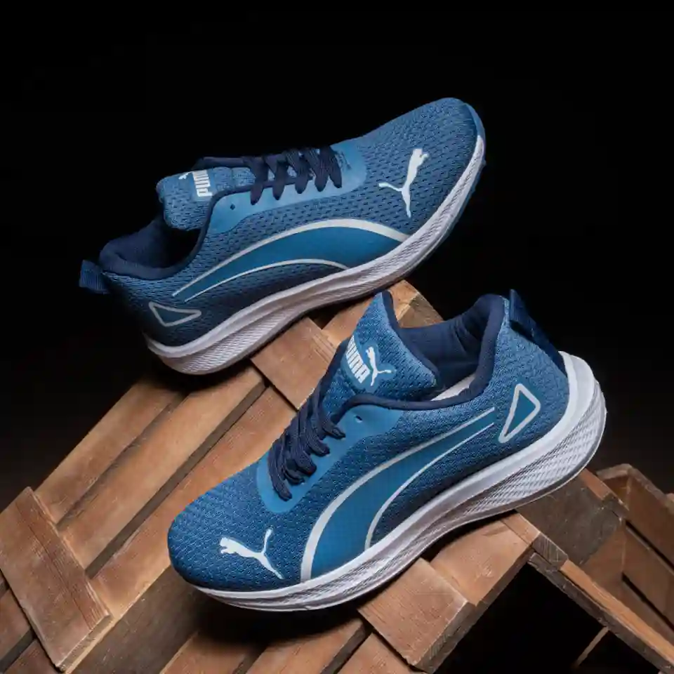 حذاء رياضي بلون جينز مميز