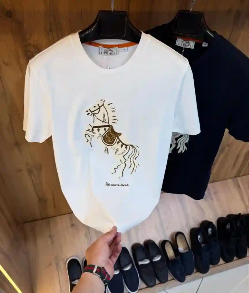 تيشيرت رجالي أوفر سايز HERMES أسود تيشيرت رجالي أوفر سايز HERMES باللون الأسود بخامة إنترلوك قطن 100%