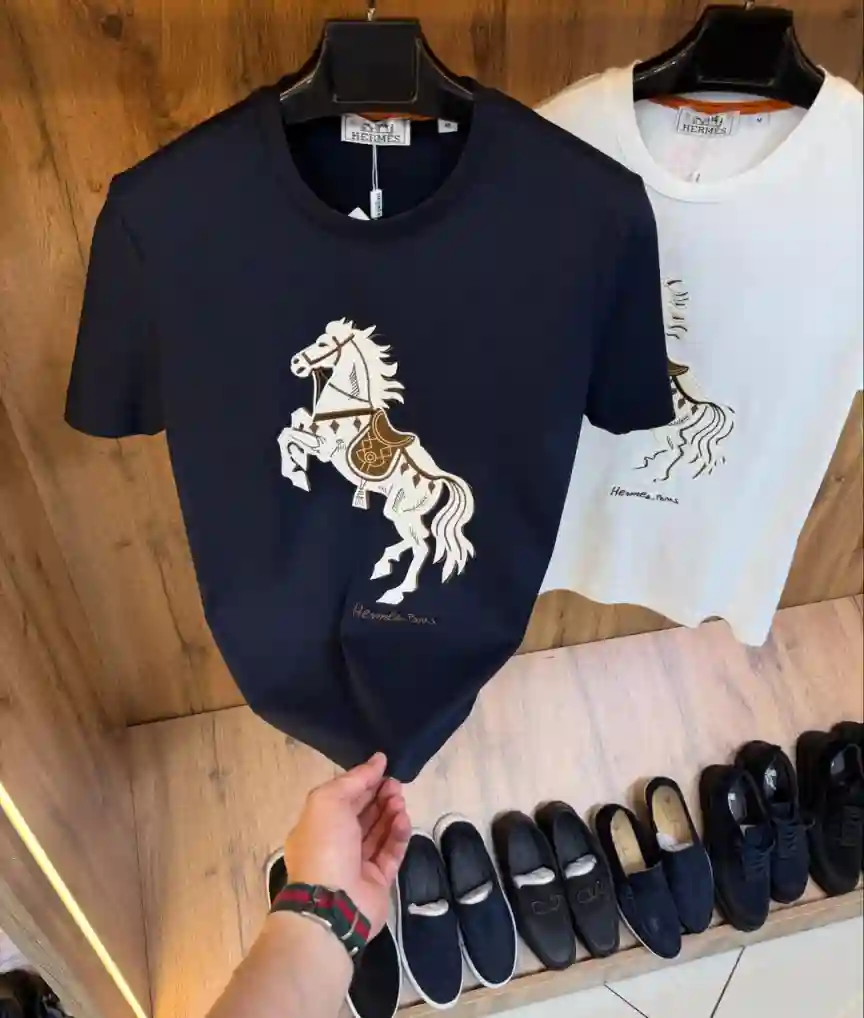 تيشيرت رجالي أوفر سايز HERMES أبيض تيشيرت رجالي أوفر سايز HERMES باللون الأبيض بخامة إنترلوك قطن 100%