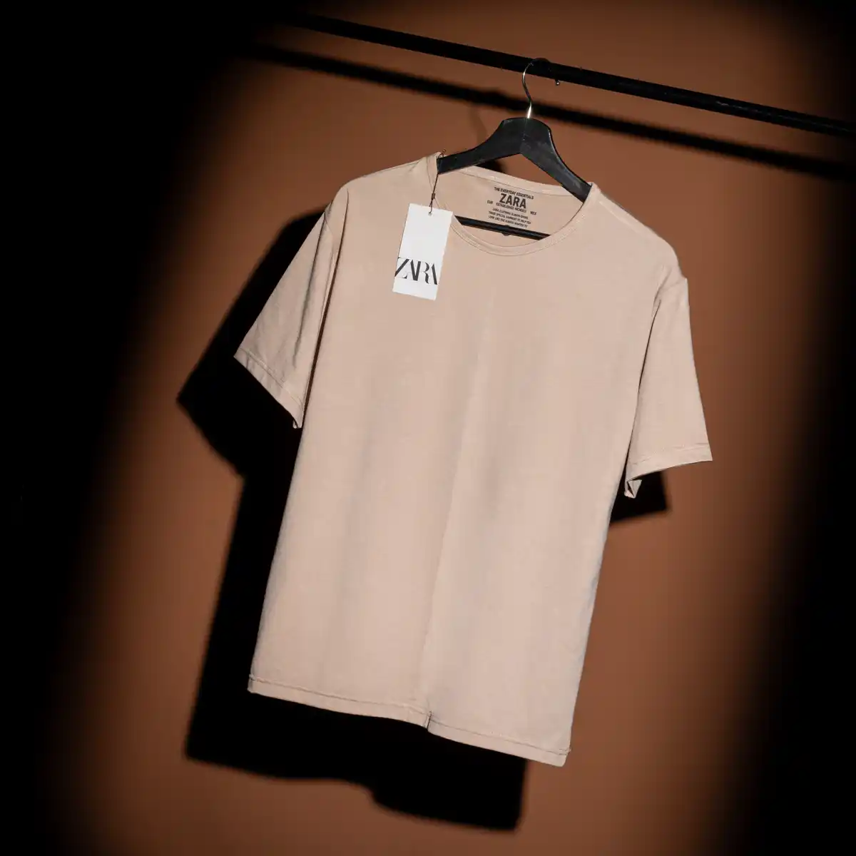 تيشيرت ZARA بيزك NP3 تيشيرت ZARA بيزك نص كم UNISEX NP3 باللون البيج