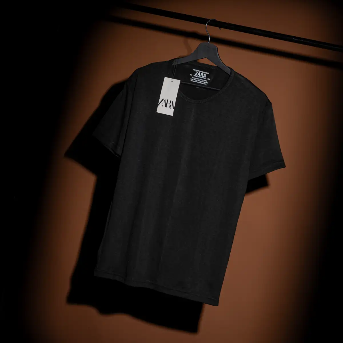 تيشيرت ZARA بيزك أسود تيشيرت ZARA بيزك نص كم UNISEX NP3 باللون الأسود