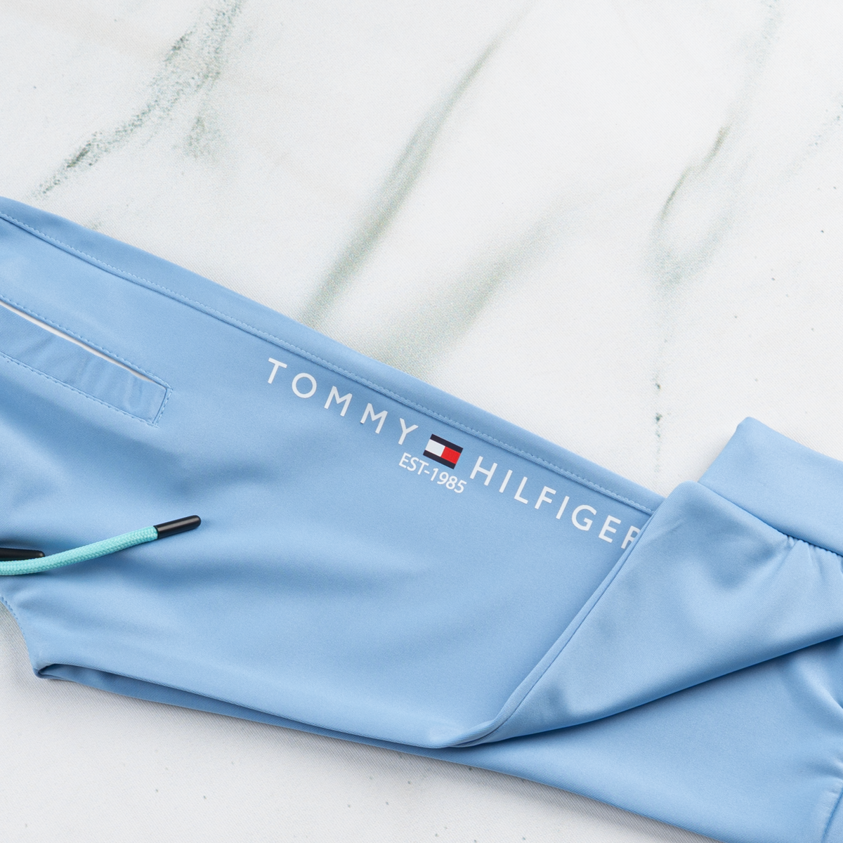 تفاصيل شروال Tommy اللبني NE38 تفاصيل الرباط والجيوب في شروال Tommy اللبني
