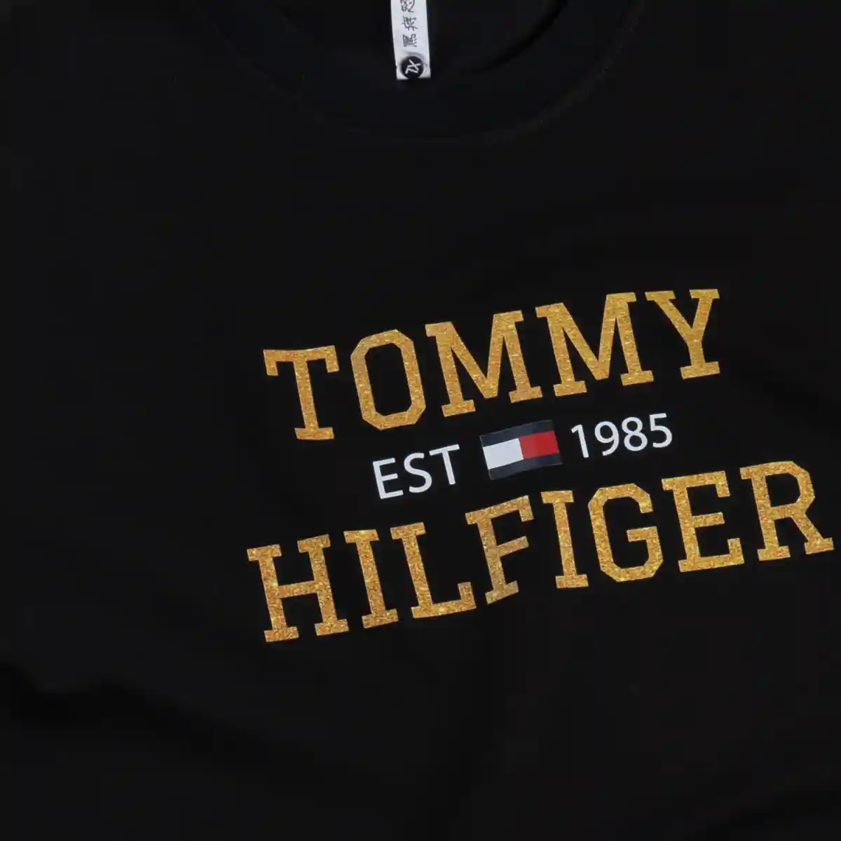 تفاصيل تيشيرت TOMMY NP20 الأسود تفاصيل طباعة تيشيرت تومي NP20 الأسود