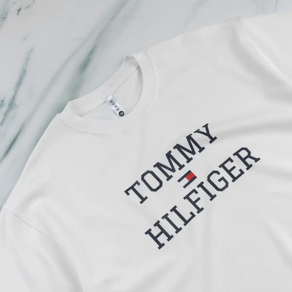 تفاصيل تيشيرت TOMMY NP20 الأبيض تفاصيل طباعة تيشيرت تومي NP20 الأبيض